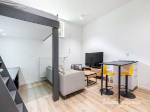Pronájem bytu 1+kk, Praha - Černý Most, Rudolfa Holeky, 27 m2