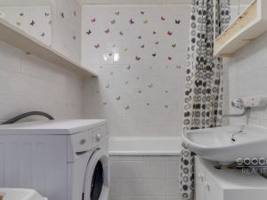 Pronájem bytu 4+1, Praha - Bohnice, Feřtekova, 82 m2