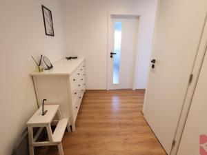 Pronájem bytu 2+kk, Praha - Kobylisy, Slancova, 45 m2