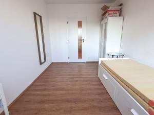 Pronájem bytu 2+kk, Praha - Kobylisy, Slancova, 45 m2