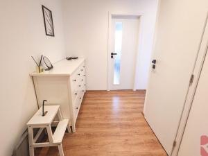 Pronájem bytu 2+kk, Praha - Kobylisy, Slancova, 45 m2