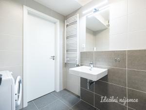 Pronájem bytu 2+kk, Praha - Vysočany, Čakovická, 43 m2
