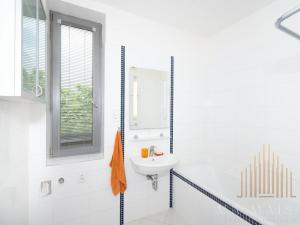 Pronájem bytu 3+kk, Praha - Prosek, Valečovská, 72 m2