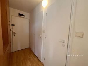 Pronájem bytu 1+kk, Praha - Karlín, Nekvasilova, 28 m2