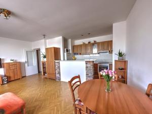 Prodej bytu 2+kk, Šanov, Komenského, 66 m2