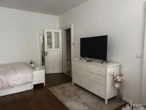 Pronájem bytu 1+kk, Praha - Vinohrady, Korunní, 39 m2
