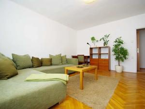 Pronájem bytu 2+1, Praha, Krátká, 62 m2
