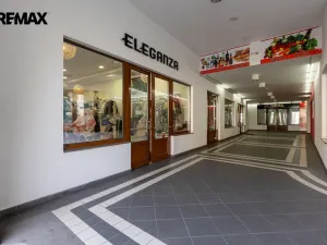 Prodej obchodního prostoru, Karlovy Vary, Divadelní náměstí, 115 m2