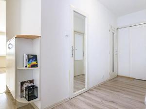 Pronájem bytu 3+kk, Praha - Kobylisy, Mirovická, 68 m2