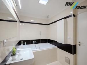 Prodej bytu 3+kk, Praha - Uhříněves, Hulanova, 85 m2