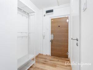 Pronájem bytu 2+kk, Praha, Křejpského, 41 m2