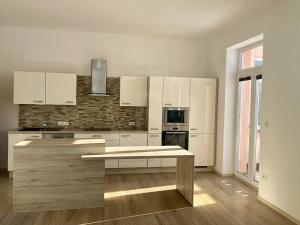 Pronájem bytu 2+kk, Kamenný Újezd, Na Dolech, 66 m2