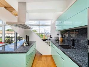 Pronájem bytu 3+kk, Praha - Smíchov, Kobrova, 183 m2