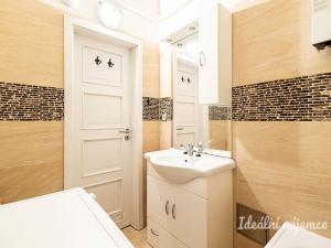 Pronájem bytu 1+kk, Praha - Vršovice, K louži, 31 m2