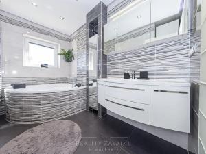 Prodej kanceláře, Praha - Suchdol, Osvobození, 314 m2
