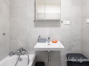 Pronájem bytu 2+kk, Horoměřice, Velvarská, 53 m2