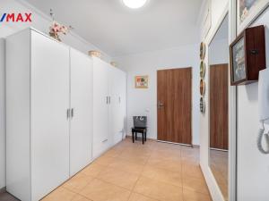 Prodej bytu 2+1, Karlovy Vary - Stará Role, Karlovarská, 61 m2