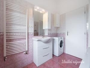 Pronájem bytu 2+kk, Praha - Prosek, Vysočanská, 56 m2