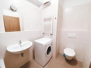 Pronájem bytu 1+kk, Praha - Čakovice, Theinova, 37 m2
