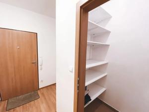 Pronájem bytu 1+kk, Praha - Čakovice, Theinova, 37 m2