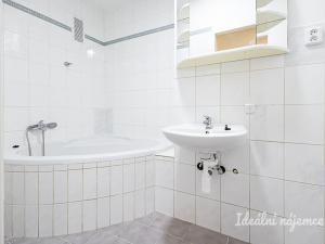 Pronájem bytu 3+kk, Praha, Štúrova, 67 m2