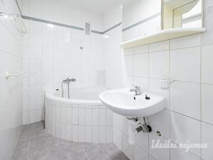 Pronájem bytu 3+kk, Praha, Štúrova, 67 m2