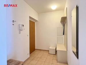 Pronájem bytu 2+kk, Praha - Košíře, Lovčenská, 60 m2