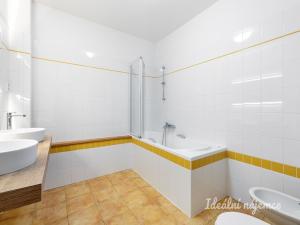 Pronájem bytu 4+1, Praha - Kobylisy, Šimůnkova, 120 m2