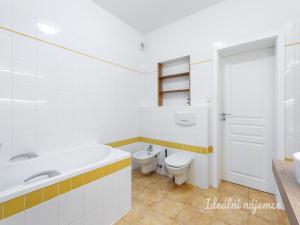 Pronájem bytu 4+1, Praha - Kobylisy, Šimůnkova, 120 m2
