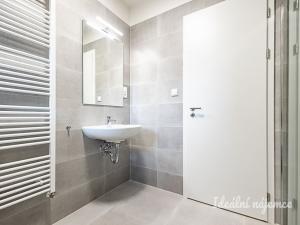 Pronájem bytu 1+kk, Praha - Háje, Sochorcova, 35 m2