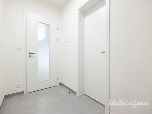 Pronájem bytu 1+kk, Praha - Háje, Sochorcova, 35 m2