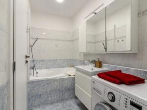 Prodej bytu 2+1, Mníšek pod Brdy, Jana Šťastného, 51 m2