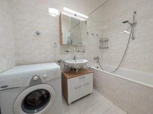Prodej bytu 1+kk, Praha - Běchovice, Českobrodská, 83 m2
