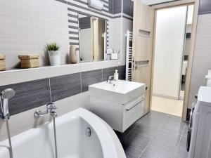 Pronájem bytu 2+kk, Opava, Jaselská, 49 m2