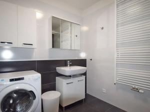 Pronájem bytu 1+kk, Praha - Dejvice, Lindleyova, 98 m2