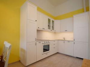 Pronájem bytu 1+kk, Praha - Dejvice, Lindleyova, 98 m2