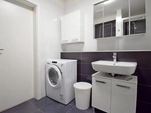 Pronájem bytu 1+kk, Praha - Dejvice, Lindleyova, 98 m2