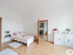 Pronájem bytu 2+kk, Praha, Husinecká, 45 m2