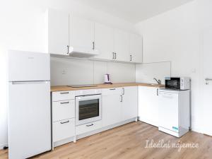 Pronájem bytu 2+kk, Praha - Kyje, Za černým mostem, 58 m2
