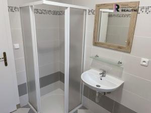 Pronájem bytu 1+kk, Karlovy Vary - Drahovice, Lidická, 34 m2