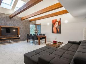 Prodej rodinného domu, Praha - Kolovraty, 450 m2