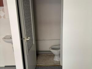 Pronájem obchodního prostoru, Kladno, Komenského, 13 m2