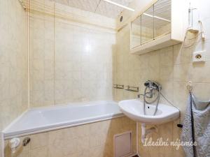Pronájem bytu 3+1, Praha - Horní Měcholupy, Parmská, 72 m2