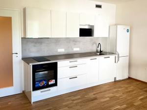 Pronájem bytu 1+kk, Praha, Mezi vodami, 41 m2