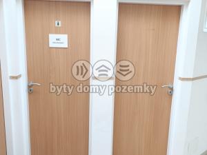 Pronájem obchodního prostoru, Tišnov, nám. Komenského, 21 m2