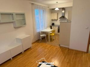 Pronájem bytu 2+kk, Praha - Suchdol, Holubí, 42 m2