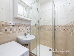 Pronájem bytu 1+kk, Praha - Troja, Mazurská, 30 m2