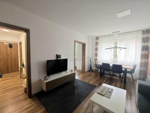 Pronájem bytu 2+1, Karlovy Vary, Krymská, 56 m2
