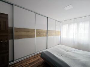 Pronájem bytu 2+1, Karlovy Vary, Krymská, 56 m2