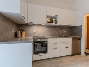 Pronájem bytu 2+1, Praha - Žižkov, Ambrožova, 68 m2